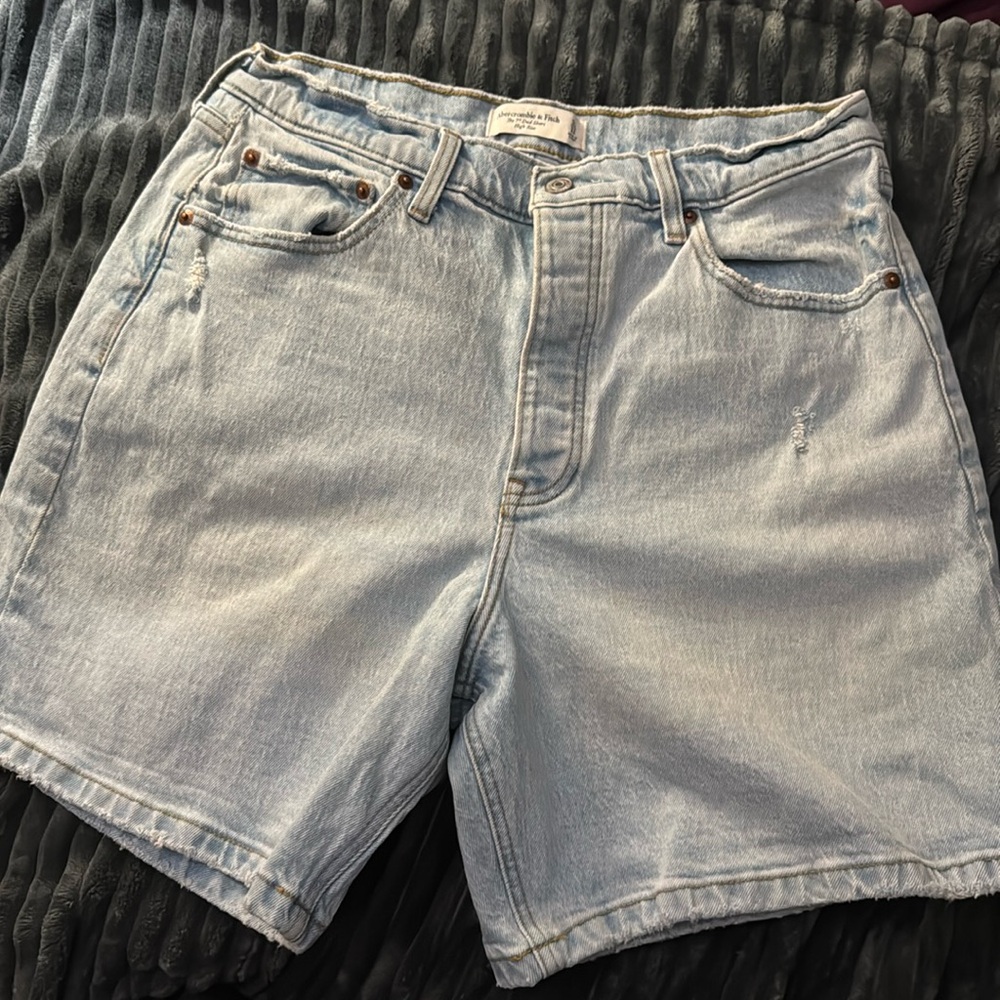 Abercrombie & Fitch The 7" Dad Short High Rise in Blue Denim. Size 31.